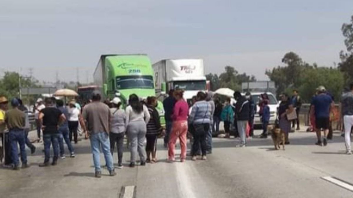 Bloquean la México-Querétaro para exigir que gobierno de Edomex sofoque incendio que inició el domingo en Tepotzotlán