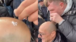 VIDEO: ¡Se pasó de la raya! Fan del West Ham esnifa droga en la calva de otro. Noticias en tiempo real