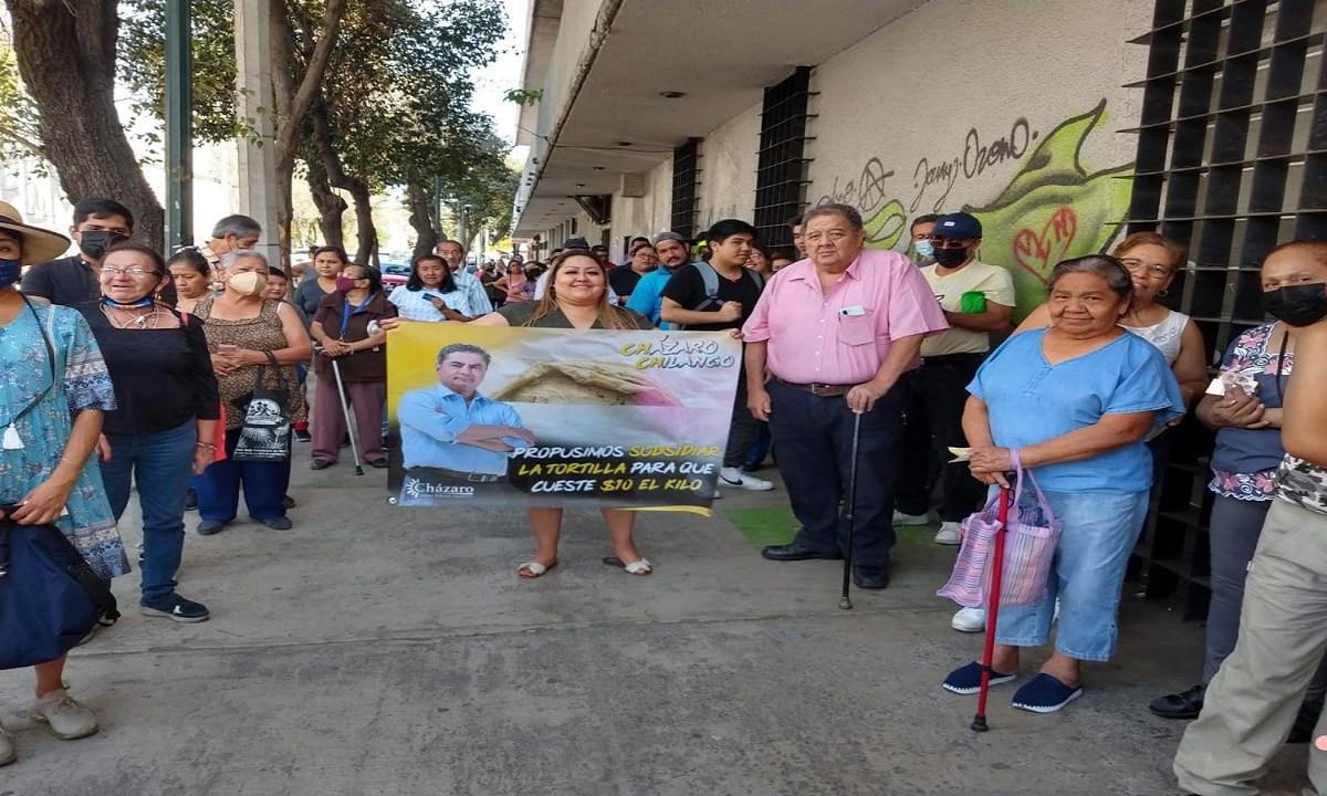 Ciudadanos piden al Gobierno Federal detener el aumento del precio tortilla.