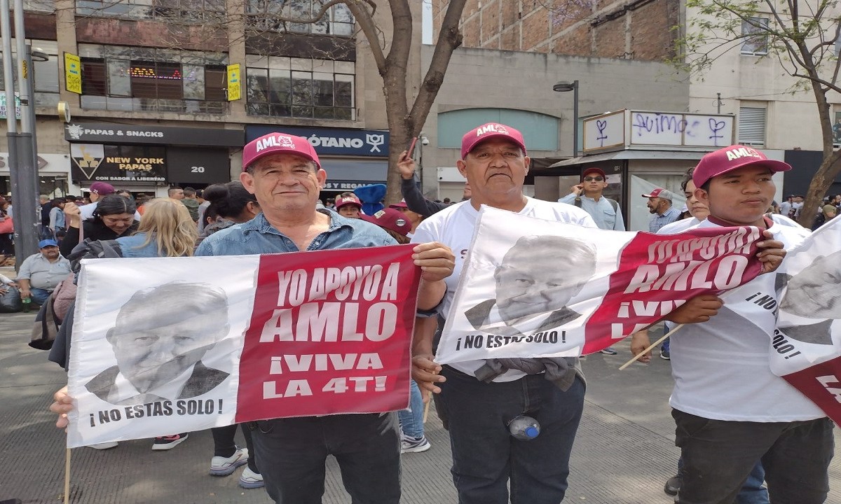 Integrantes de Morena y del SNTE expresan su apoyo a AMLO como parte de la conmemoración de la Expropiación Petrolera.