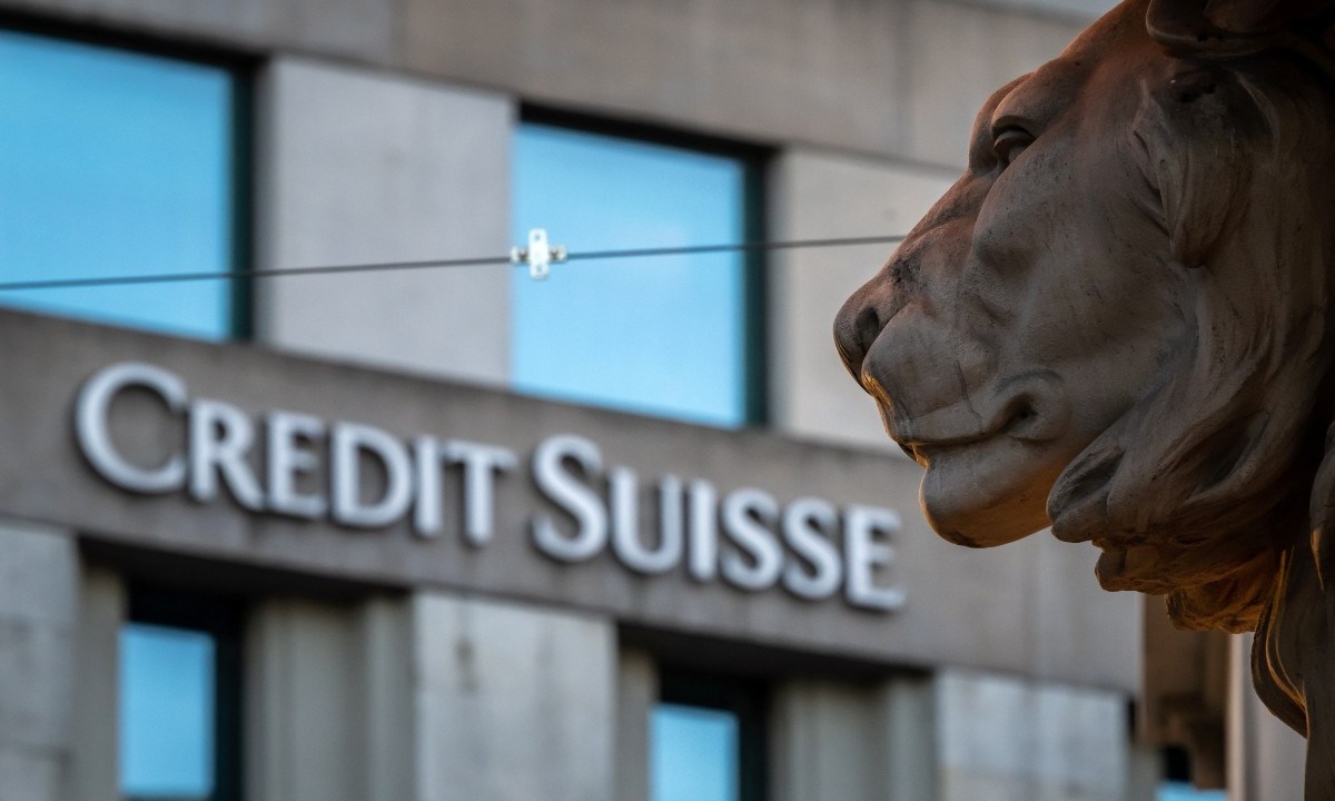 Credit Suisse se recuperó en el mercado de valores el jueves después de obtener un salvavidas del banco central
