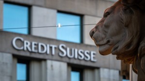 Credit Suisse se recuperó en el mercado de valores el jueves después de obtener un salvavidas del banco central