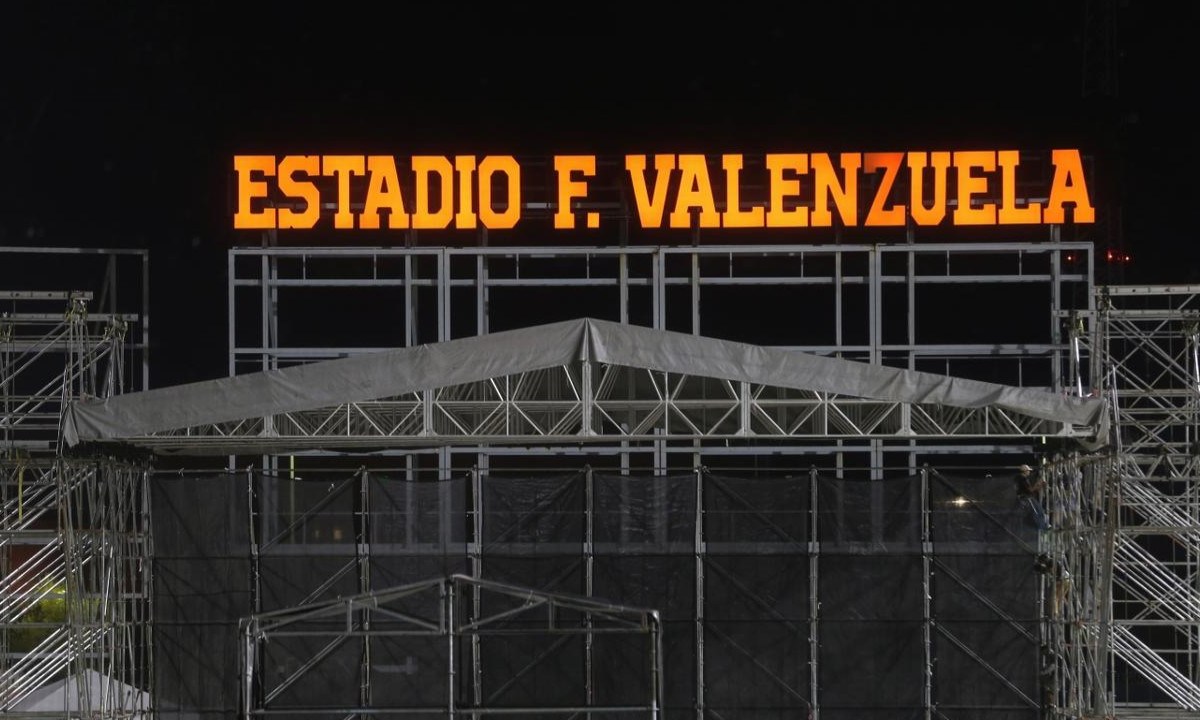 Valenzuela ganó tres campeonatos con los Naranjeros y fue seleccionado para varios equipos All-Star