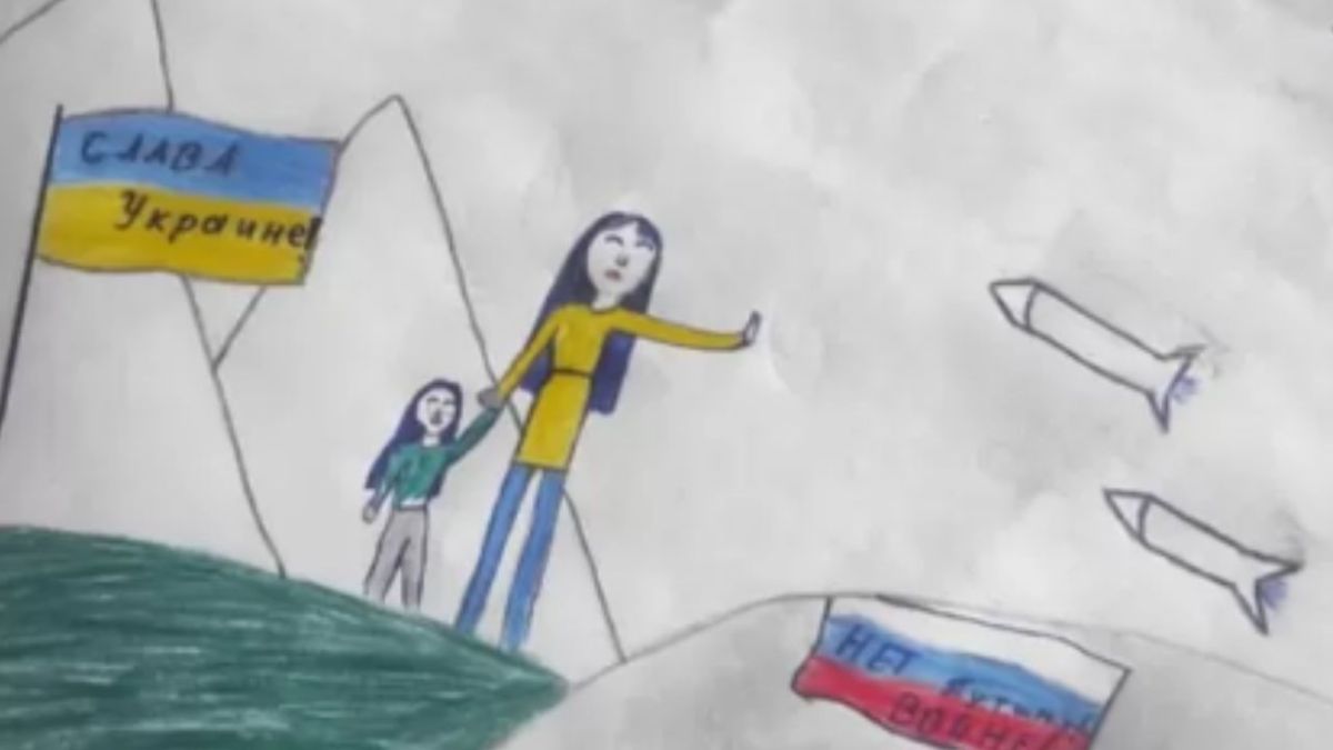 Hombre huye tras ser condenó por un tribunal ruso a dos años de cárcel tras el dibujo que realizó su hija contra la guerra