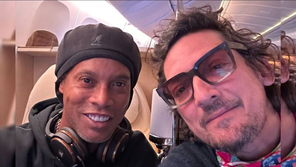 León Larregui presume foto con Ronaldinho en avión