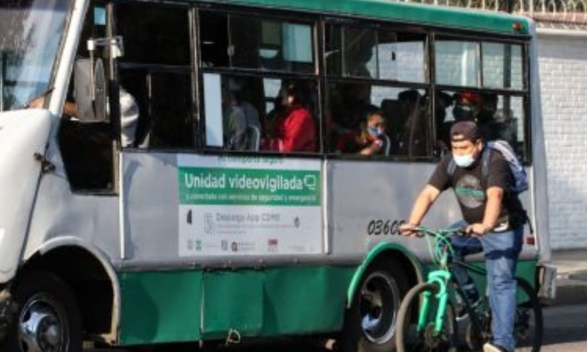 Claudia Sheinbaum aseguró que en 2024 no circularán más los microbuses “grises con verde” por las calles de la capital