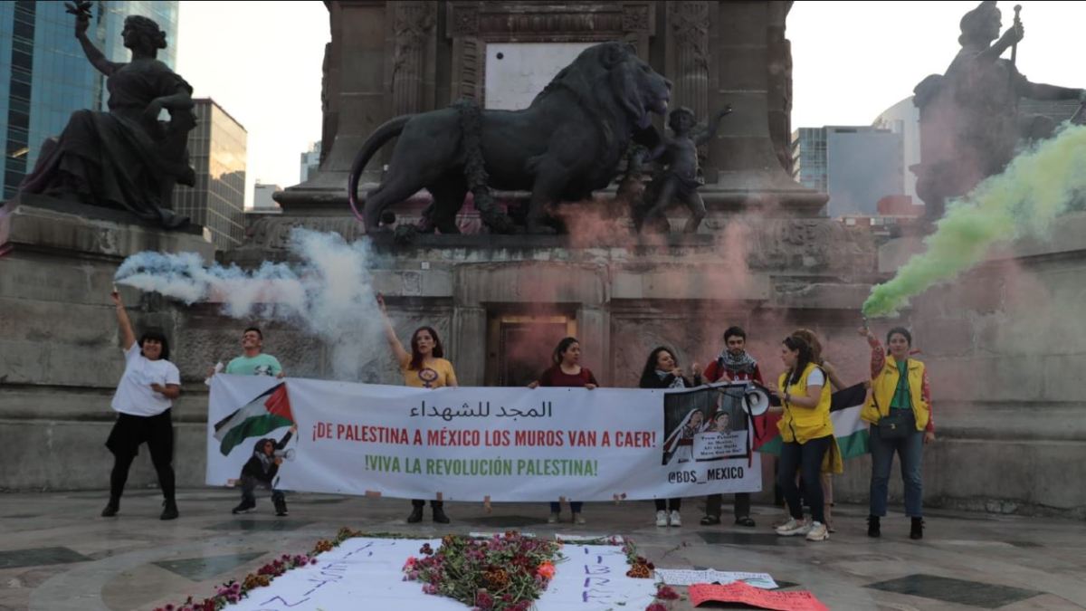 Foto: Valeria Chaparro | Expresan mexicanos apoyo a Palestina en el Ángel de la Independencia.