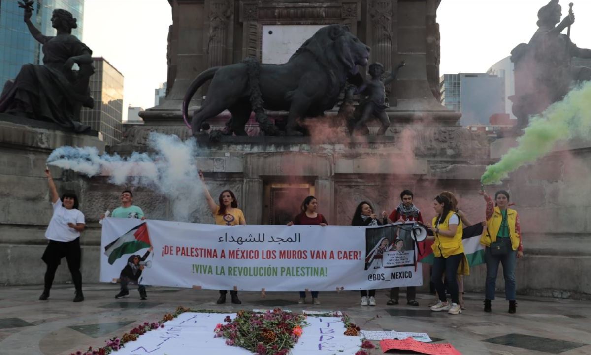 Foto: Valeria Chaparro | Expresan mexicanos apoyo a Palestina en el Ángel de la Independencia.
