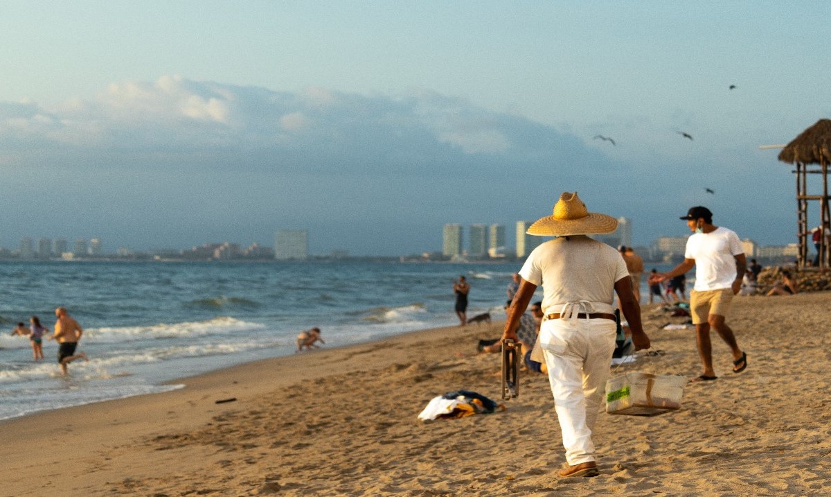Personas vacacionando en las playas de México