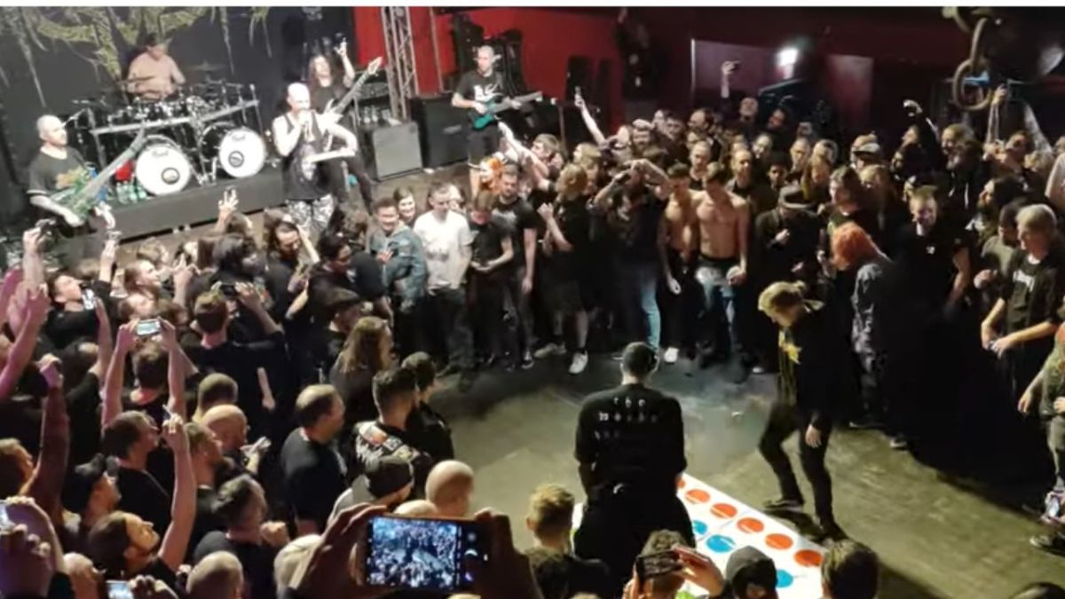 Foto:Captura de pantalla|¡Saquen! Fans de Archspire juegan Twister durante concierto; se viraliza
