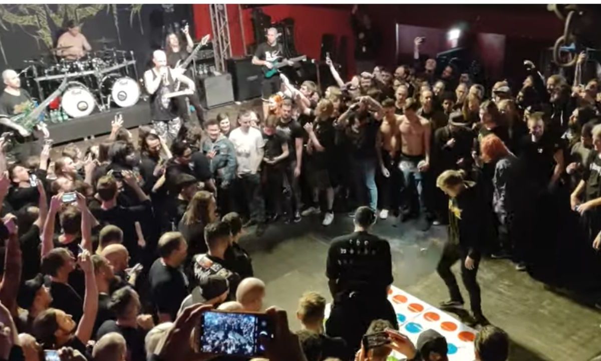 Foto:Captura de pantalla|¡Saquen! Fans de Archspire juegan Twister durante concierto; se viraliza