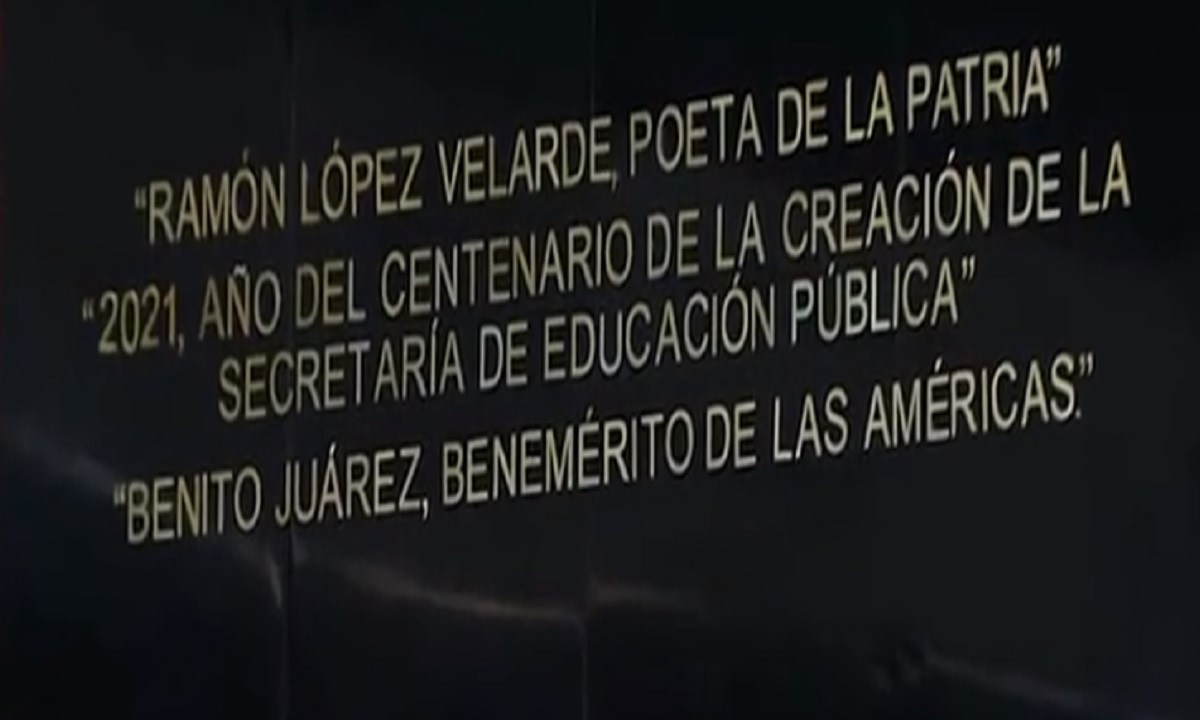 El Senado develó la leyenda alusiva a Benito Juárez en el muro de honor.