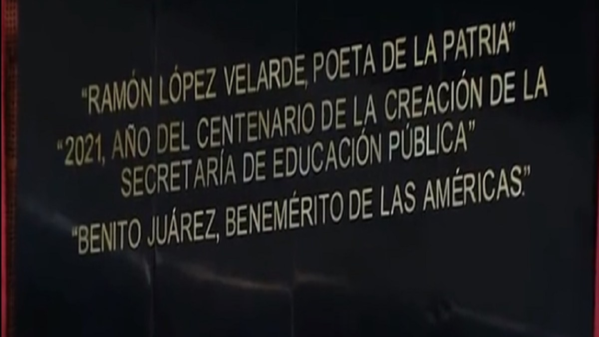 El Senado develó la leyenda alusiva a Benito Juárez en el muro de honor.