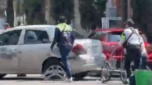 VIDEO: Automovilista huye con araña puesta en la colonia Juárez; no quiso pagar multa. Noticias en tiempo real
