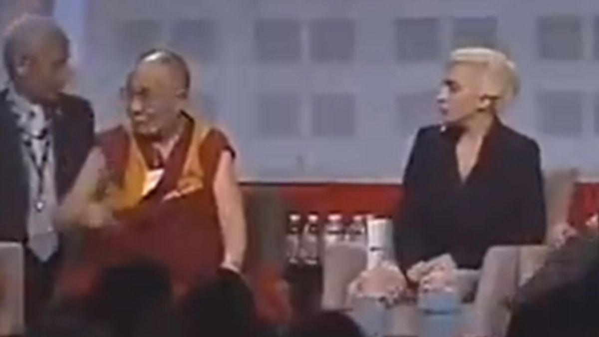 Foto:Captura pantalla|Revive el polémico video en el que Dalái Lama le toca la pierna a Lady Gaga