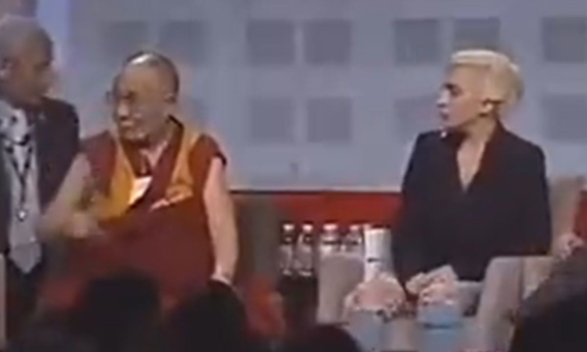 Foto:Captura pantalla|Revive el polémico video en el que Dalái Lama le toca la pierna a Lady Gaga