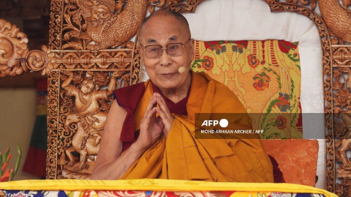 AFP | Dalai Lama ofrece disculpas a niño por beso.