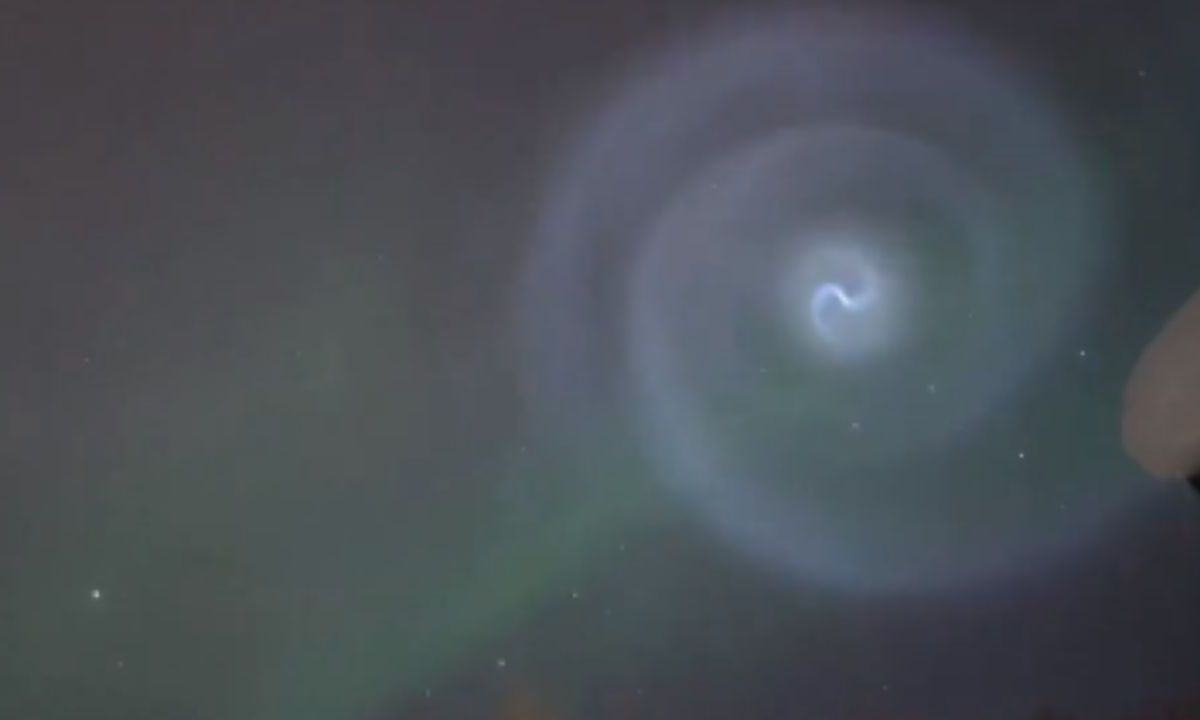 Foto:Captura de pantalla|¿Te lo perdiste? Aparece espiral azul en el cielo de Alaska