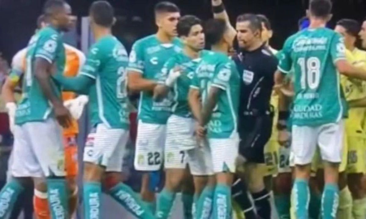 El arbitro Fernando Hernández propino un rodillazo al jugador del León en la jornada pasada