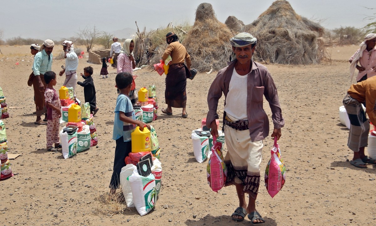 Yemeníes desplazados por el conflicto, recibieron ayuda alimentaria y suministros para satisfacer sus necesidades básicas, en un campamento en el distrito de Hays, el 29 de marzo de 2022
