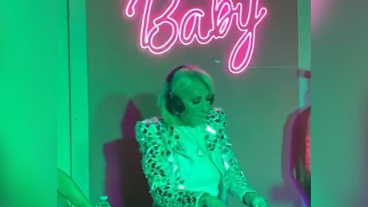 La conductora, Laura Bozzo, debutó como DJ en el antro "Baby"