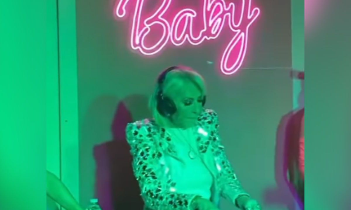 La conductora, Laura Bozzo, debutó como DJ en el antro "Baby"