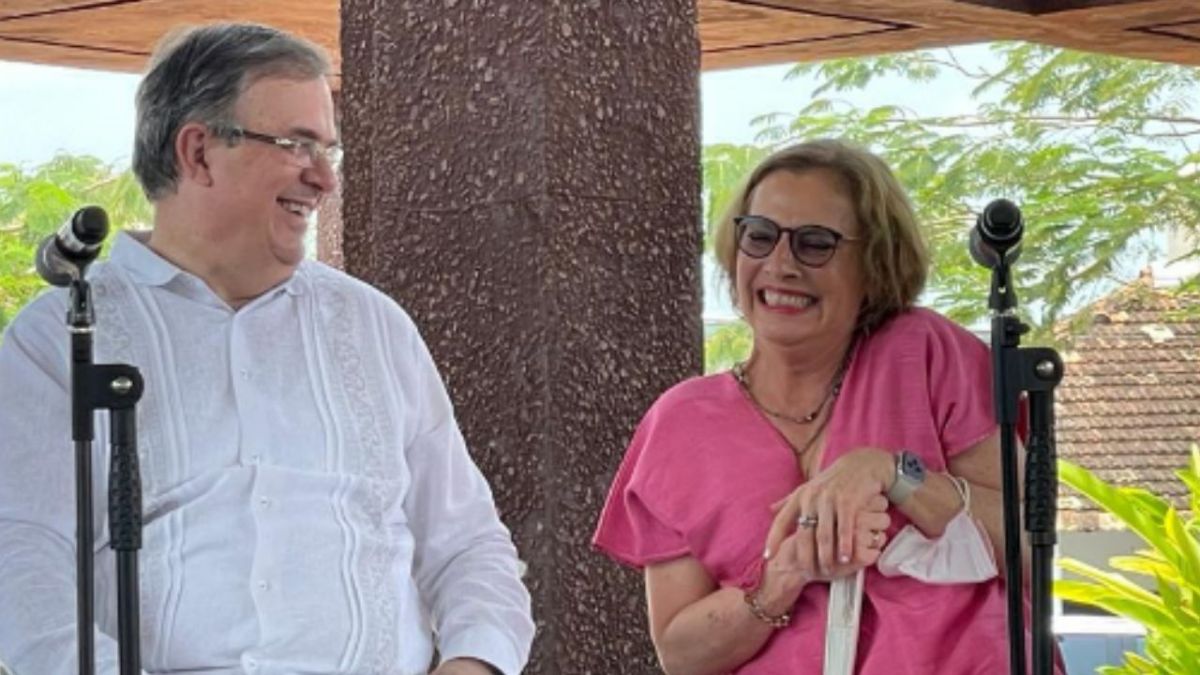 Marcelo Ebrard acompañó a Beatriz Gutiérrez Müller al Fandango por la lectura en el parque central de Villa Tamulté de las Sabanas, Tabasco