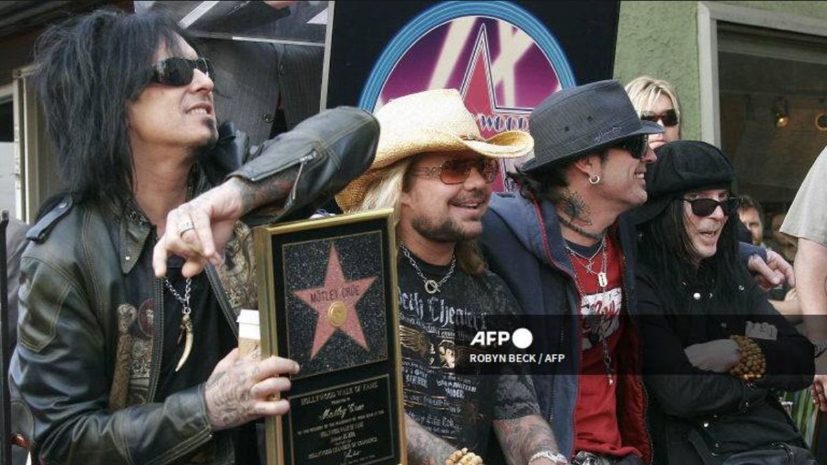 AFP | Guitarrista de de Mötley Crüe demanda a su propia banda.