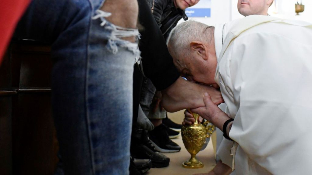 El papa Francisco lavó los pies a doce jóvenes detenidos de una cárcel en Roma