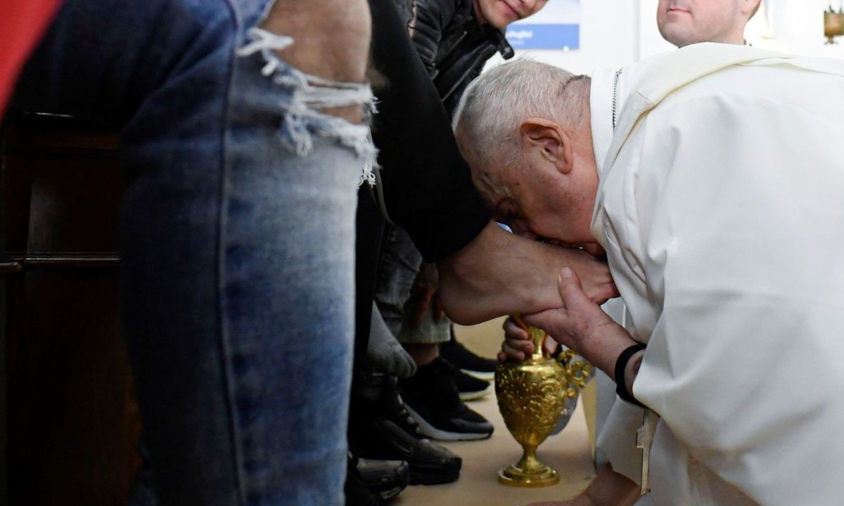 El papa Francisco lavó los pies a doce jóvenes detenidos de una cárcel en Roma
