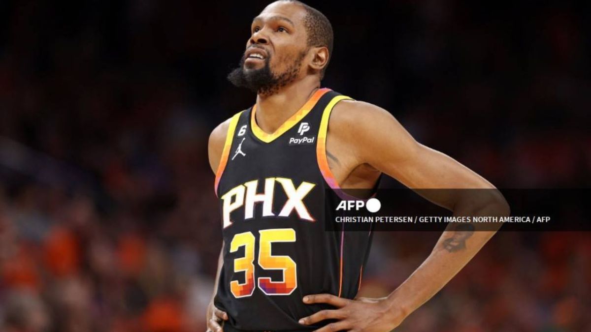 Kevin Durant, la superestrella de los Phoenix Suns, firmó un acuerdo de por vida con el gigante de ropa deportiva Nike