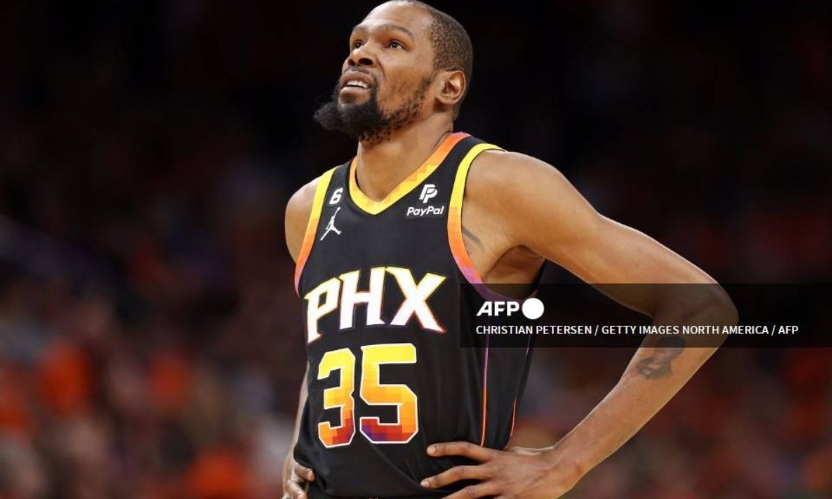 Kevin Durant, la superestrella de los Phoenix Suns, firmó un acuerdo de por vida con el gigante de ropa deportiva Nike