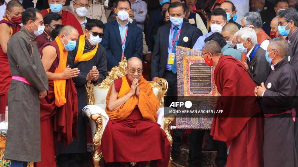 El dalái lama, líder espiritual tibetano, pidió disculpas este lunes al niño por dicha acción