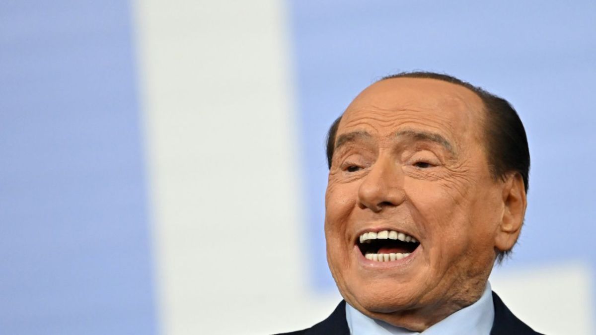 Los médicos que atienden al ex primer ministro italiano Silvio Berlusconi confirmaron que está en hospitalización ordinaria