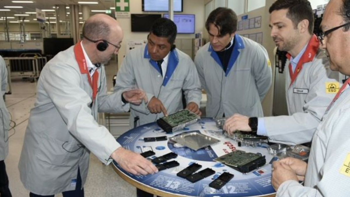 Ricardo Gallardo Cardona realizó recorridos por la planta de Bosch, donde se manufacturan computadoras y se generan energías amigables