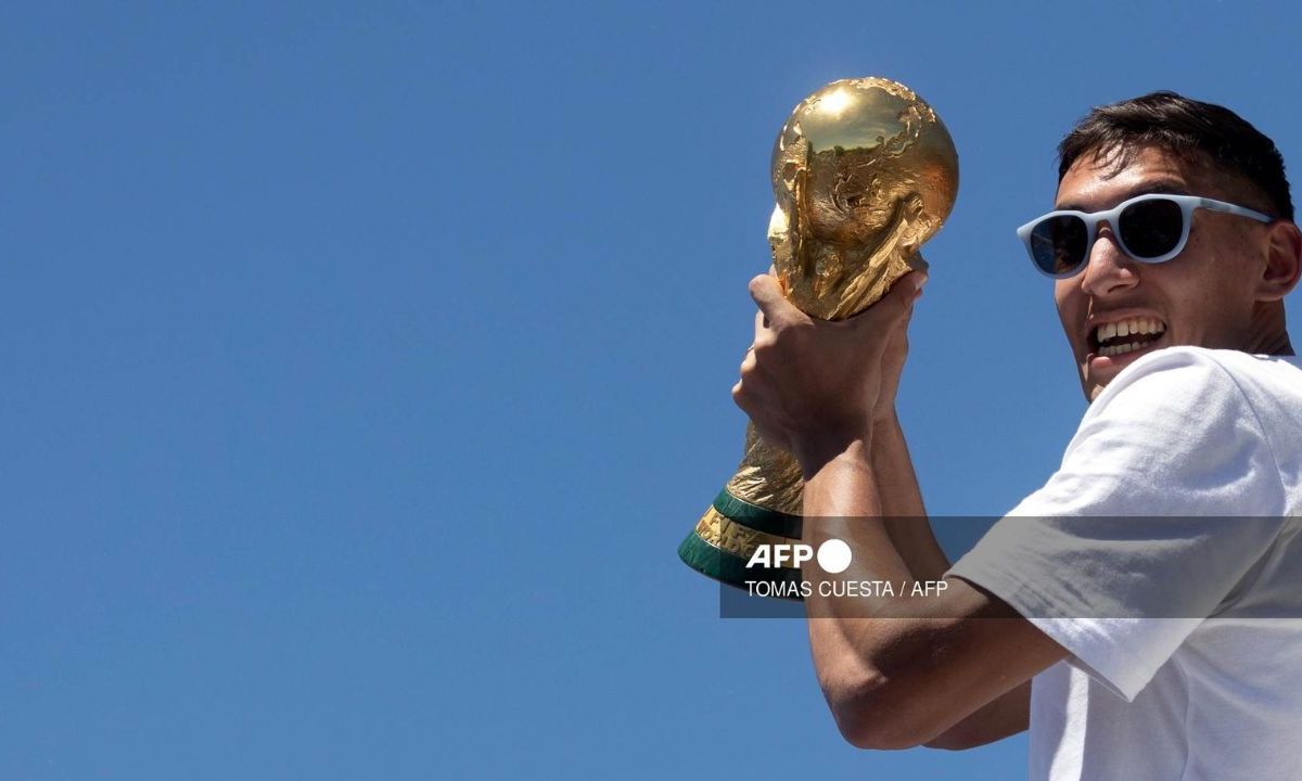 Foto:AFP|¡HBD! Hinchas celebran el cumple 25 del futbolista argentino Nahuel Molina
