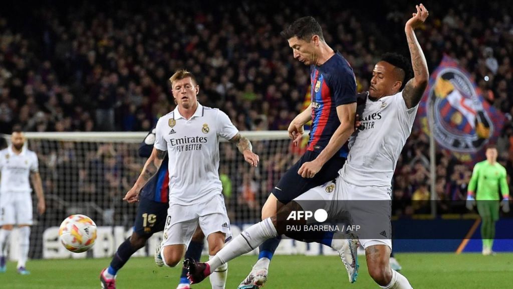 Foto:AFP|¿Era o no? Fans del Barcelona reclaman penalti sobre Lewandowski