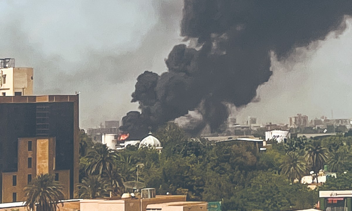 Pese a que se declaró un alto al fuego, los combates continúan en la capital de Sudán.
