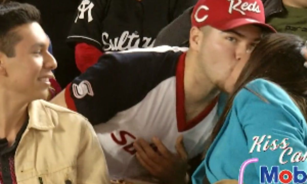 Foto:Captura de pantalla|¡No tocaba! Ignora a su amigo y se besa con un desconocido en la Kiss Cam del beisbol