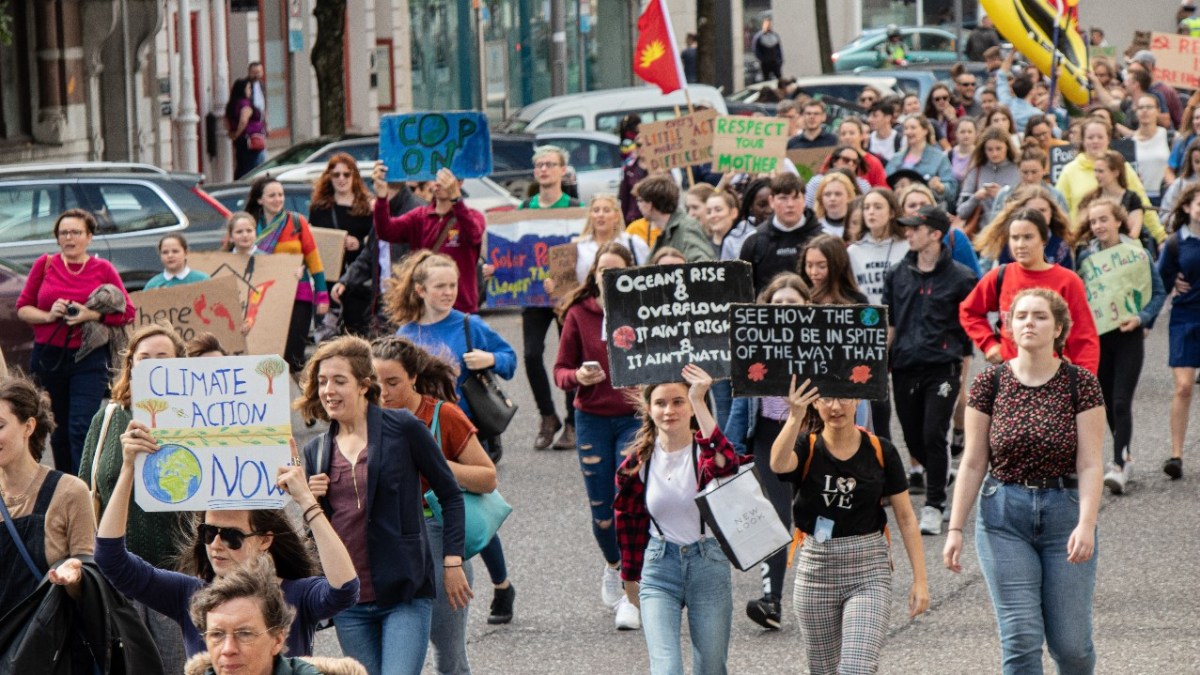 jóvenes marchando en contra del calentamiento global
