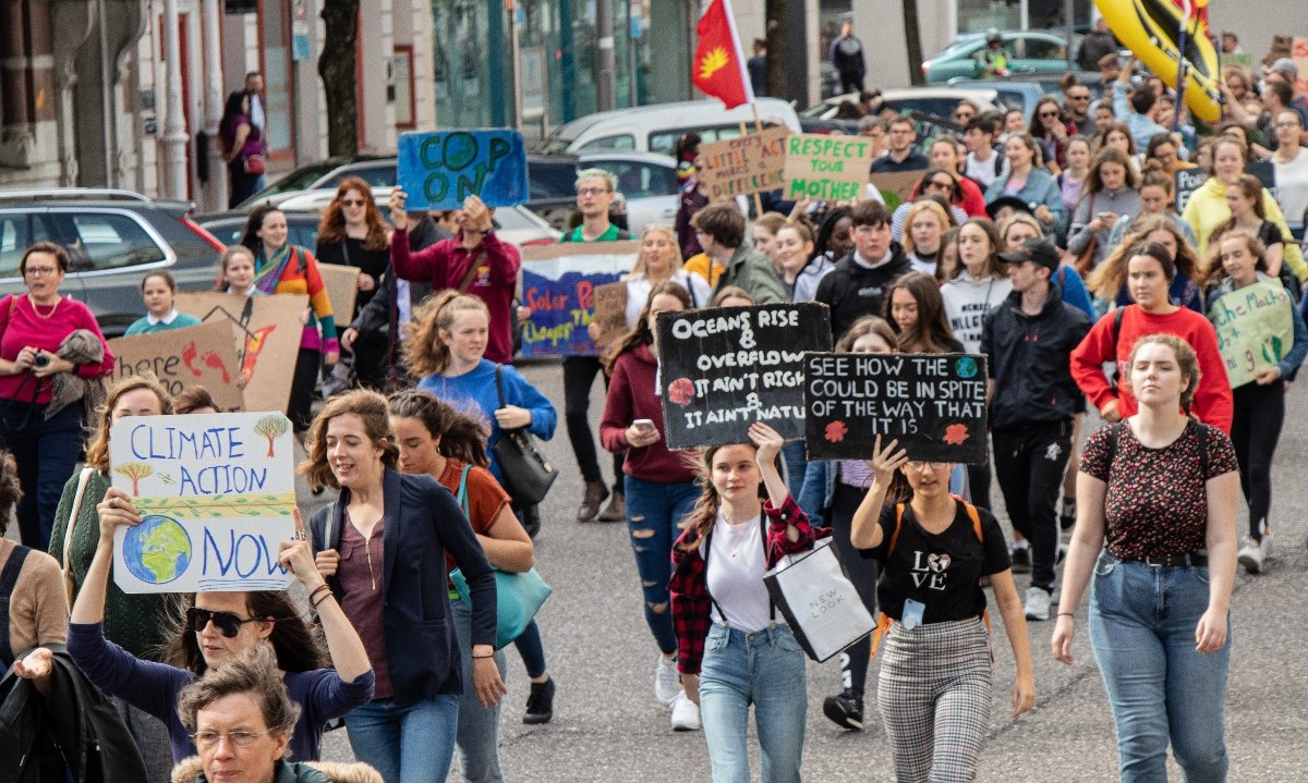 jóvenes marchando en contra del calentamiento global