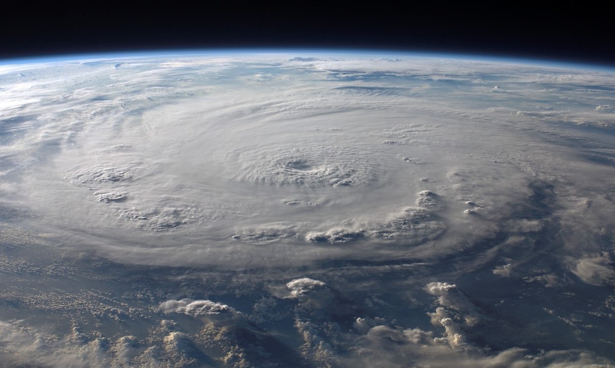 Los huracanes son remolinos gigantes que tienen forma de embudo. Pueden alcanzar los 1,000 km de diámetro y 10 km de altura