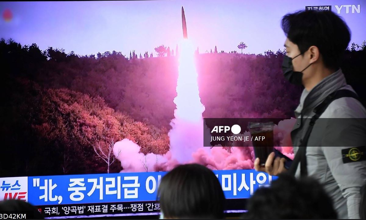 AFP | Corea del Norte dispara nuevo tipo de misil.