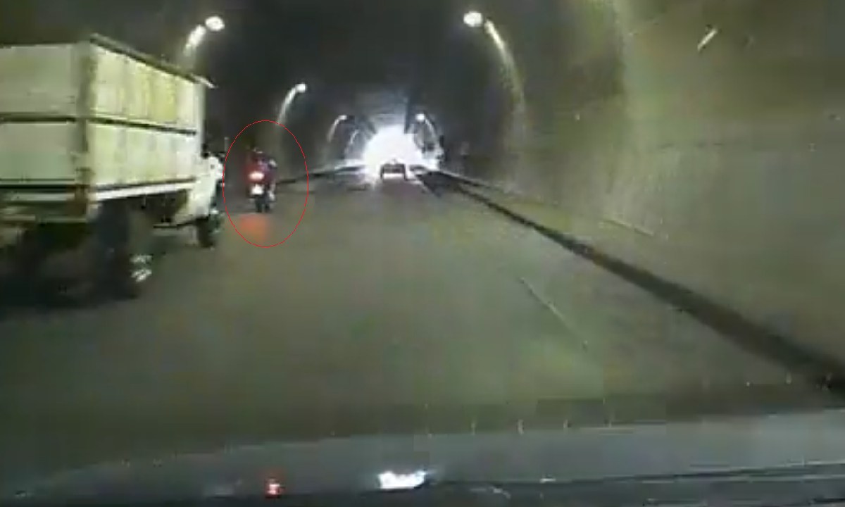 Camioneta embiste a motociclista en túnel de Edomex.
