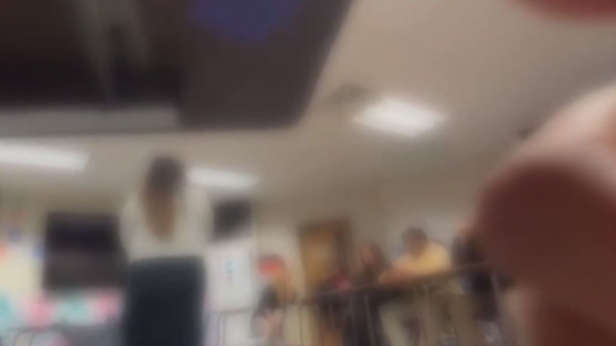 Foto:Captura de pantalla|Arrestan a profesora por organizar peleas entre sus alumnos en el salón