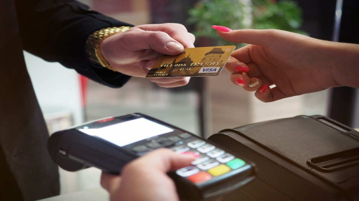 Una persona va a realizar un pago con su tarjeta de crédito