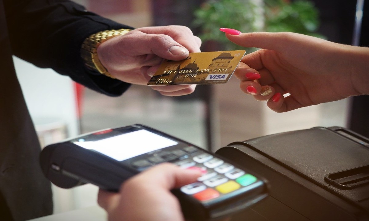 Una persona va a realizar un pago con su tarjeta de crédito