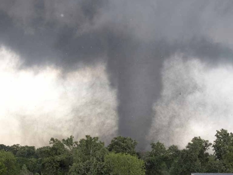 Mueren al menos cinco personas por decenas de tornados en EU