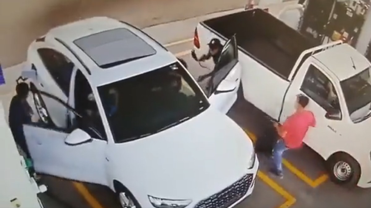 Captan asalto a pareja en gasolinera.