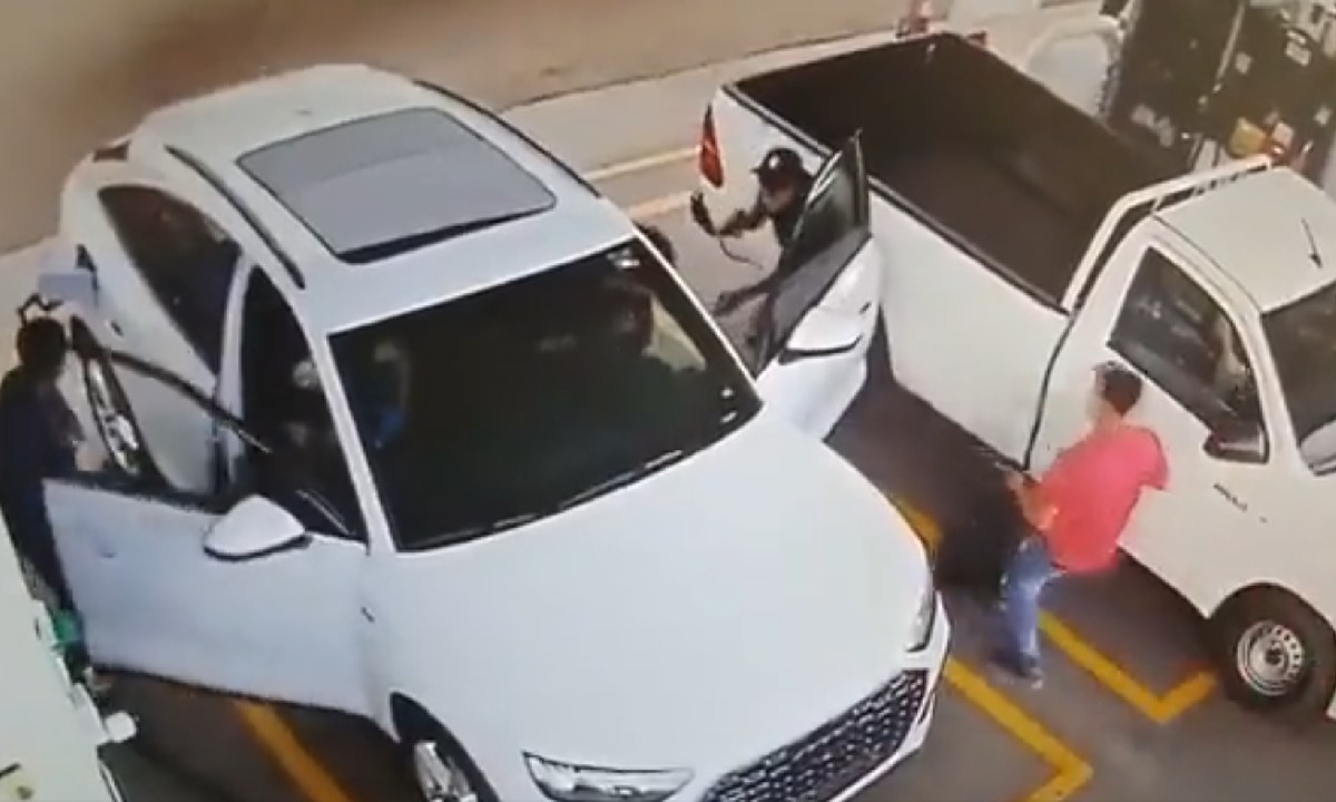 Captan asalto a pareja en gasolinera.